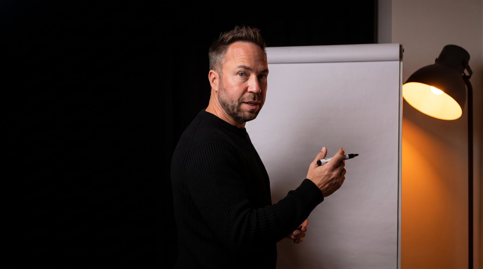 Sven Seele erklärt am Flipchart